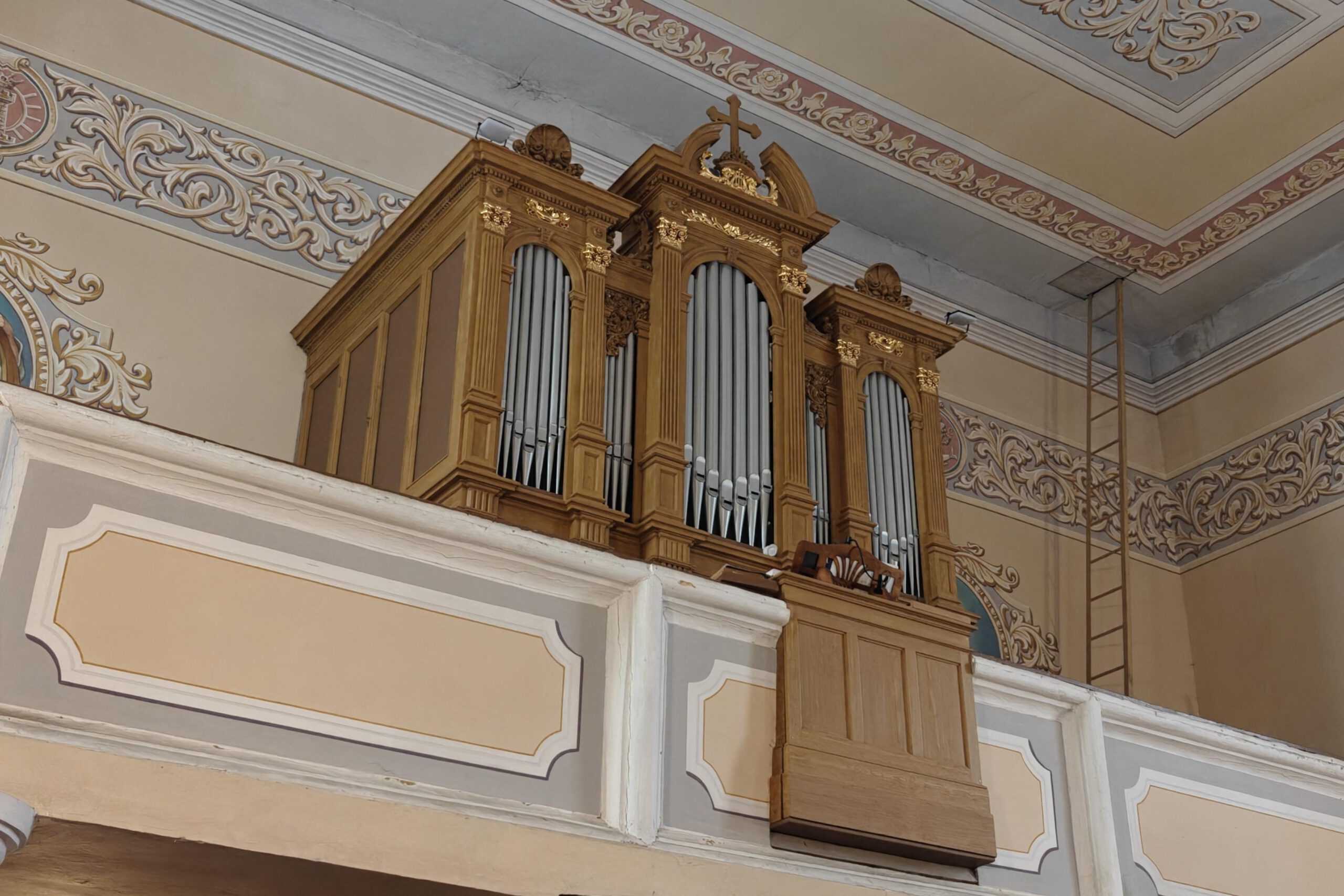 Widok na organy w&nbsp;pełnej okazałości