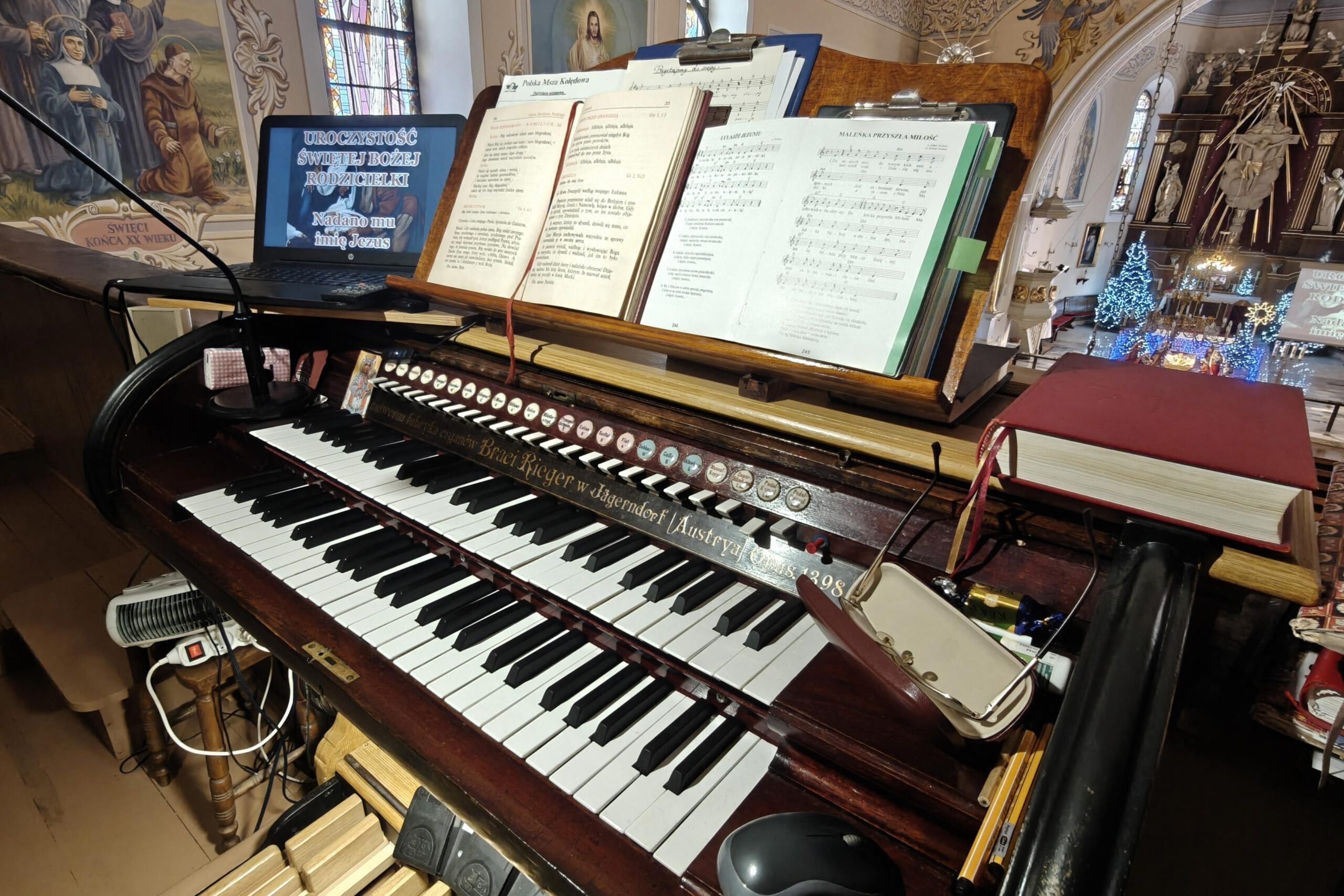 Detal prospektu organowego – ozdobne piszczałki i&nbsp;snycerka