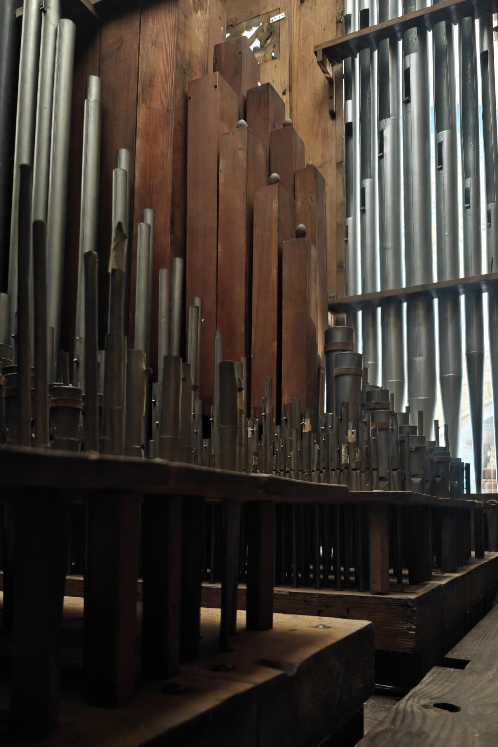 Wnętrze organów – rzędy piszczałek metalowych i&nbsp;drewnianych.