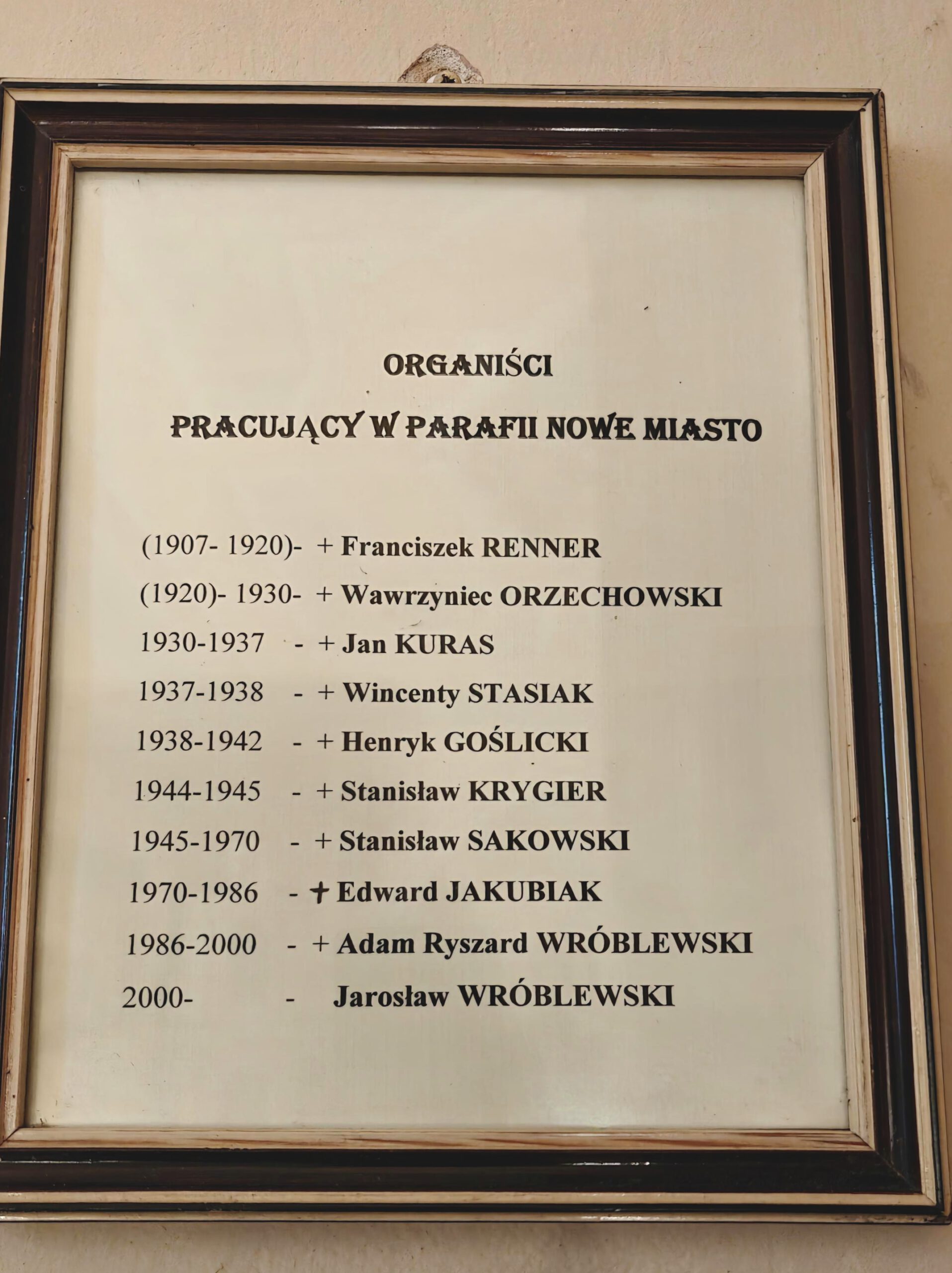 Tablica z&nbsp;listą organistów parafii Nowe Miasto.